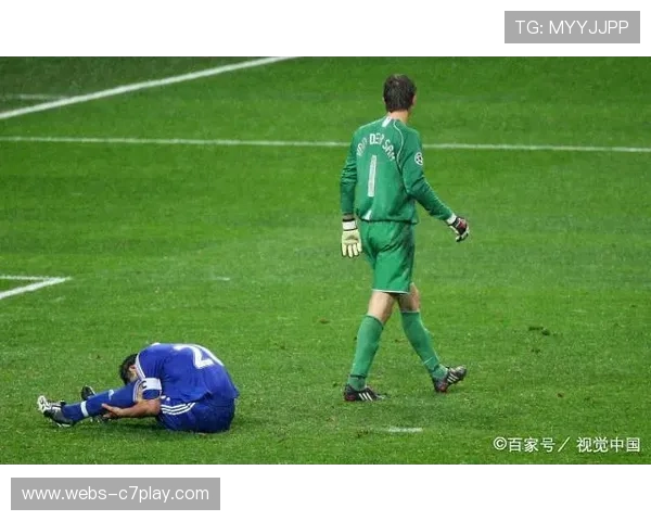 蓝军连遭红牌考验纪律管理 主帅执教压力剧增 蓝军连遭红牌考验纪律管理 主帅执教压力剧增